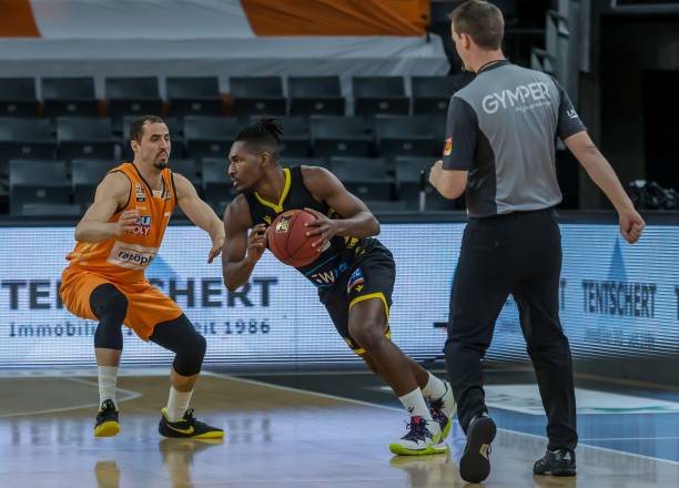 前场压迫 前场压迫